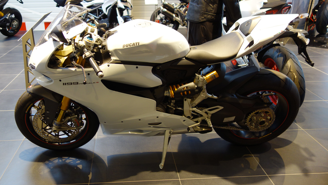 Ducati 1199 S Panigale blanche