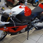 moto S1000RR rouge et blanche