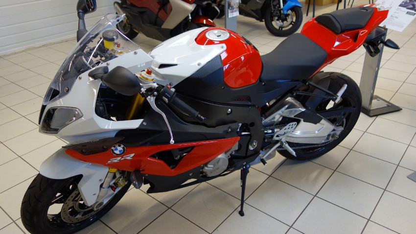 moto S1000RR rouge et blanche