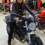 Laura sur un Ducati Monster 696 noir mat