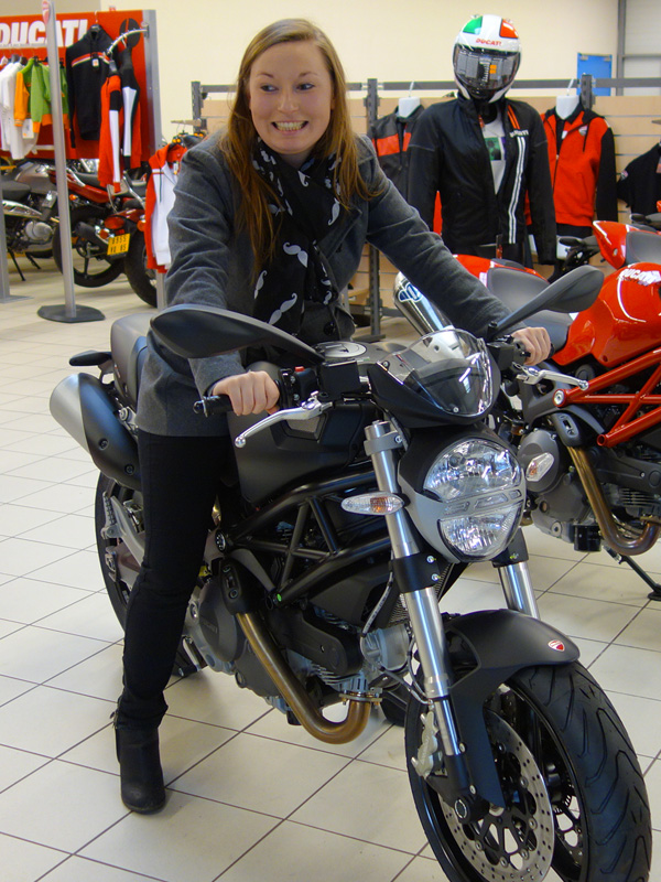 Laura sur un Ducati Monster 696 noir mat