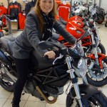 Laura sur sa future moto Ducati