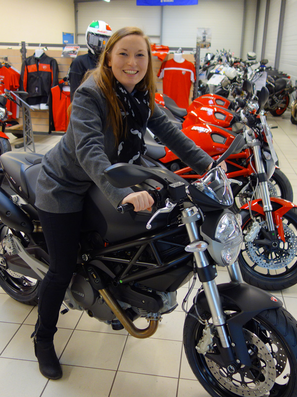Laura sur sa future moto Ducati