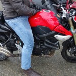 Pas de pantalon de pluie pour ce motard trop optimiste en ce mois de février ?