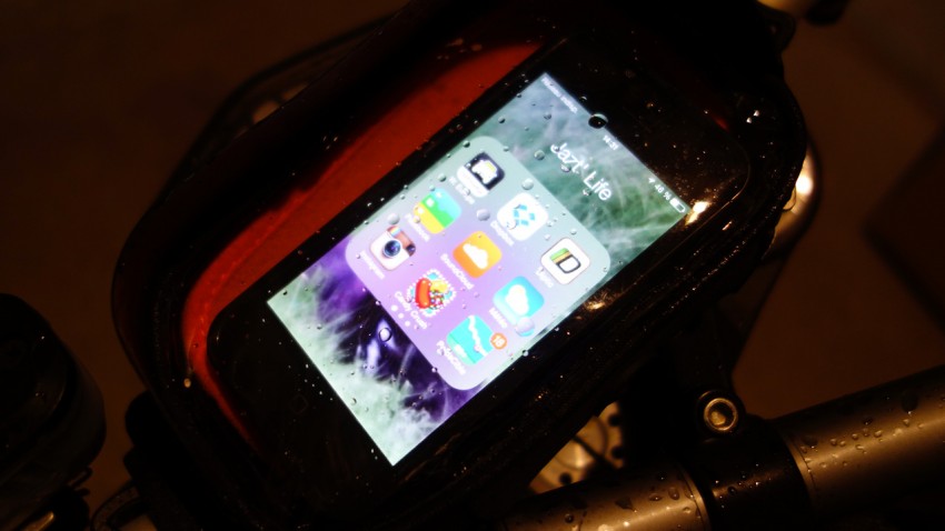 iphone et un support moto pour GPS Tomtom ou Navigon