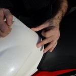 mise en place d'une protection de réservoir moto avec Clear Protect