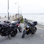 Moto et motard au port de Cancale