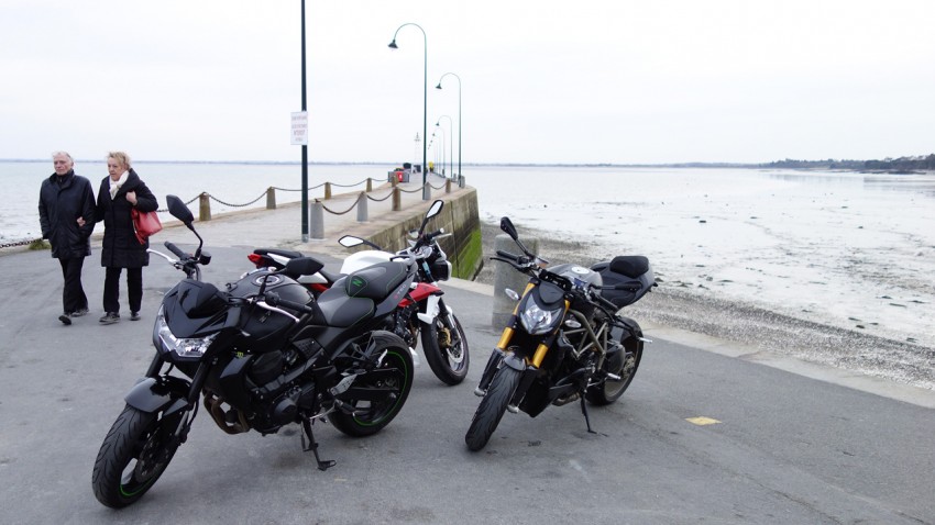 Moto et motard au port de Cancale