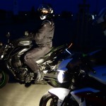 Motard roule la nuit