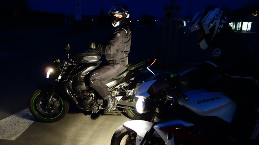 Motard roule la nuit