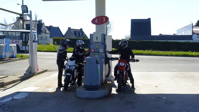 plein d'essence à moto