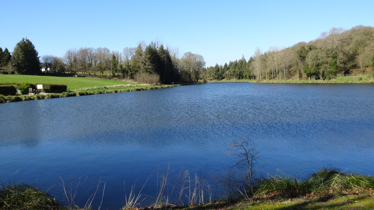 le lac du chateau de corlay