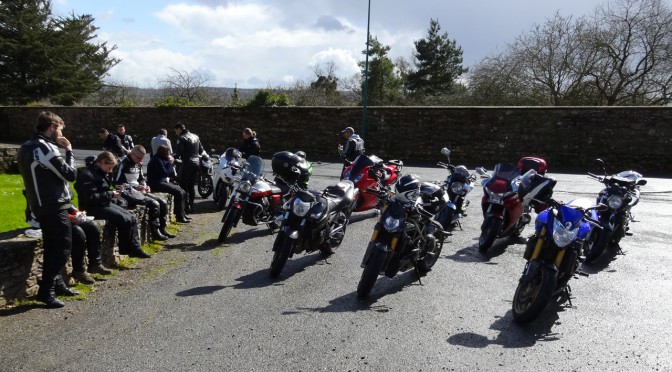 pique nique motard à la Chappelle du Bouessix