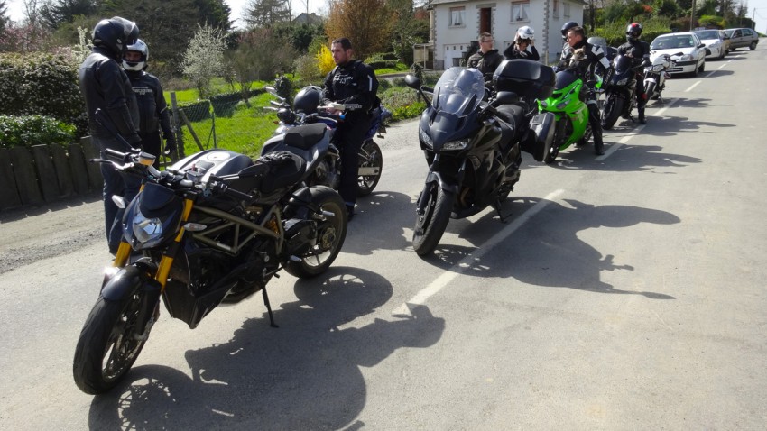 arrêté par le train à moto