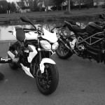 Anglaise et Italienne à moto