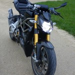 superbe moto italienne noir