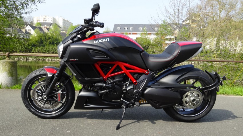 Profile du Ducati Diavel 1200 2014 à Laval (centre ville)