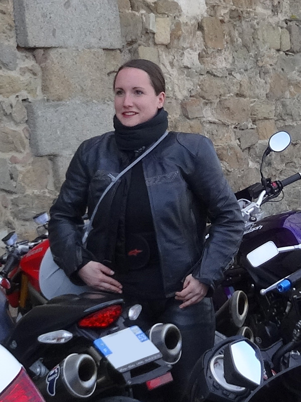 Lucie, motarde de laval en Ducati Monster 696