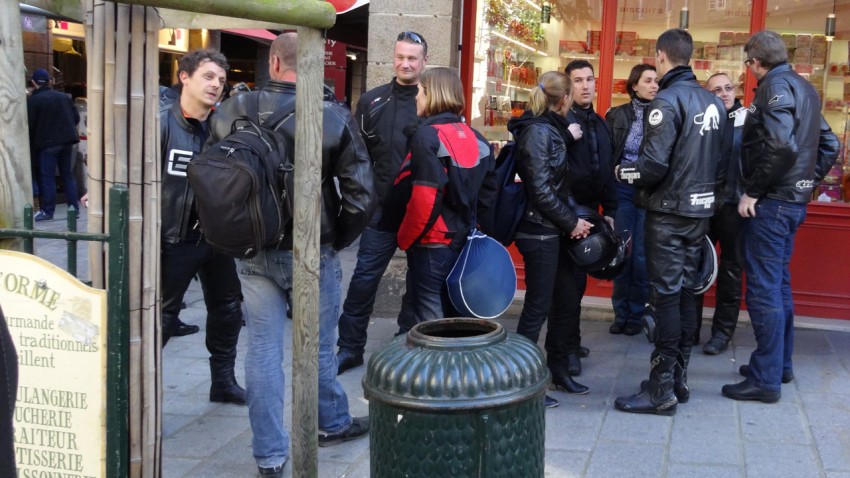 motards Rennais devant le glacier Sanchez à Saint-Malo