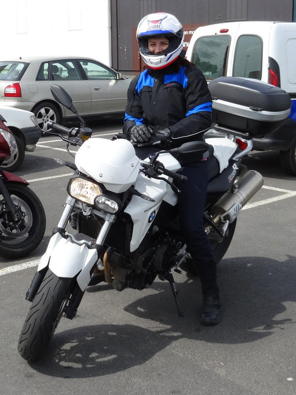 Magda sur son F800R