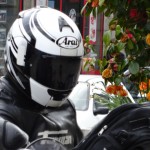 look de ouf de Jean-Claude en casque Arai