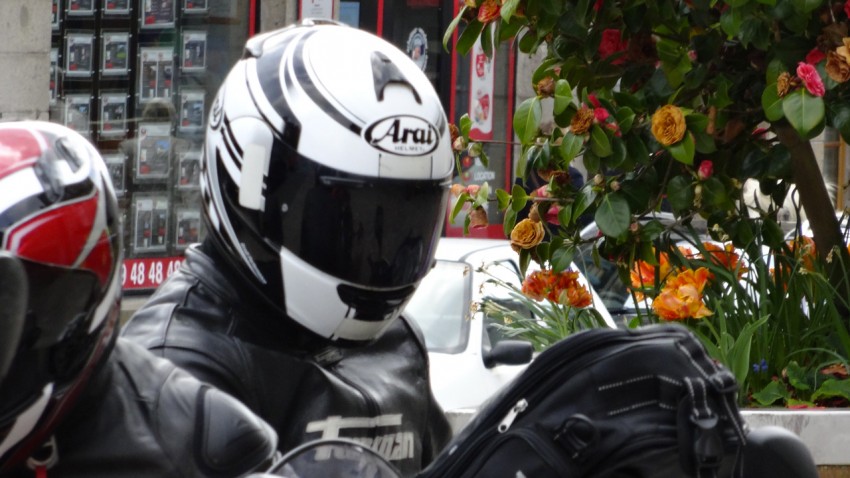 look de ouf de Jean-Claude en casque Arai