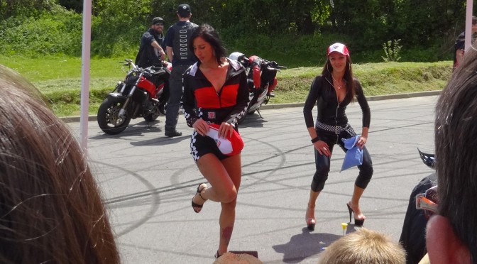 Paulette et Véronica, sexy bike Laval : lavage de moto nu