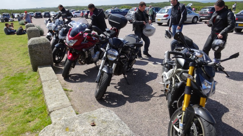 moto sur le parking du Cap Fréhel