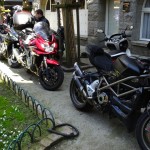 parking moto improvisé à Saint-Malo intra muros pour moto