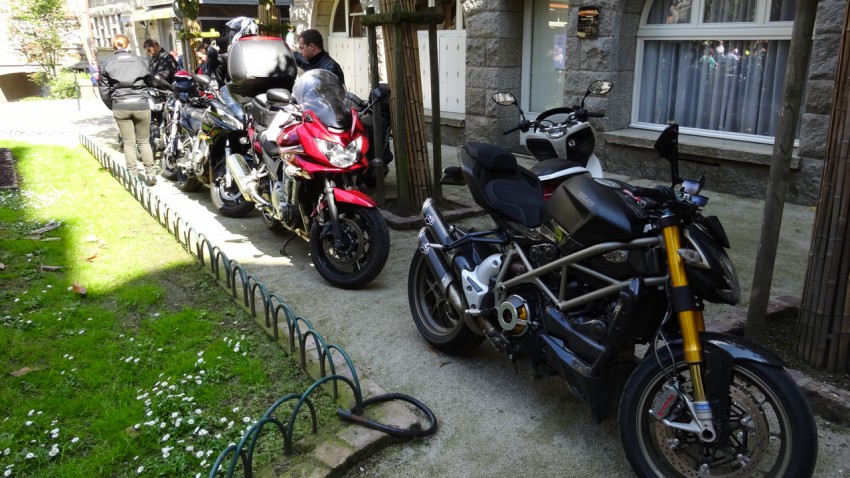 parking moto improvisé à Saint-Malo intra muros pour moto