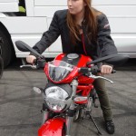 Laura sur une Ducati 796 rouge