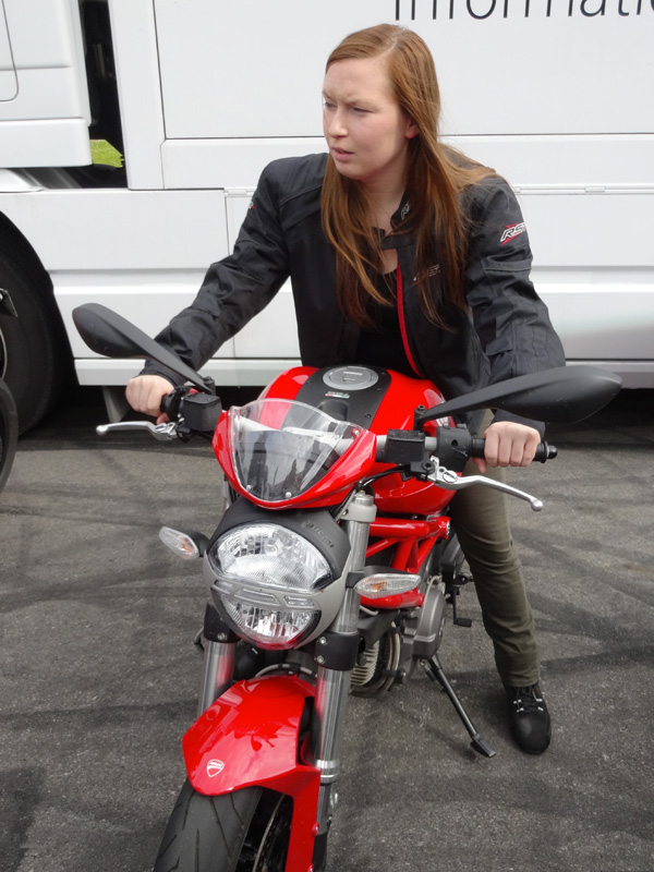 Laura sur une Ducati 796 rouge