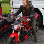 Mamzelle Laura sur une Ducati 848 Streetfighter rouge à Laval