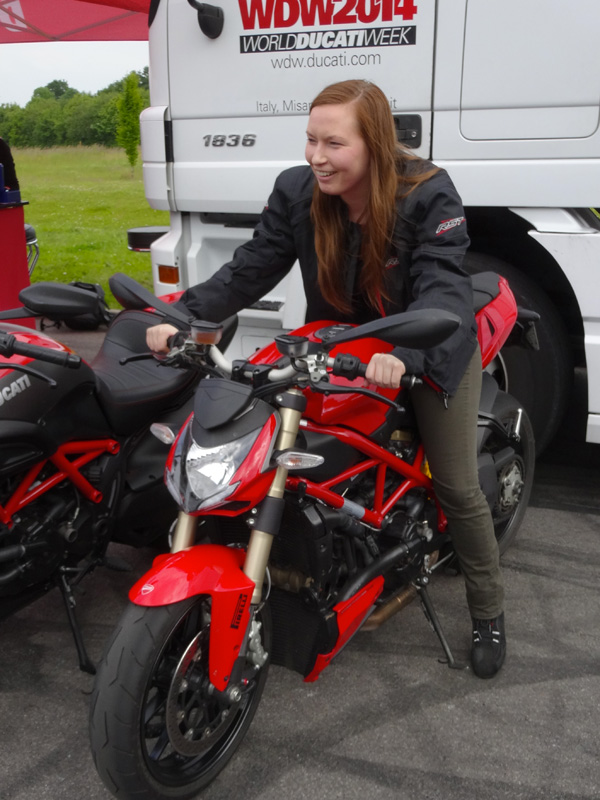 Mamzelle Laura sur une Ducati 848 Streetfighter rouge à Laval