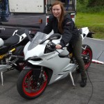 Laura sur une 899 Panigale blanche jante rouge