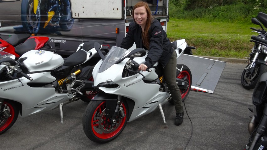 Laura sur une 899 Panigale blanche jante rouge