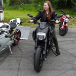 Laura sur une Ducati Diavel LED full black 2014