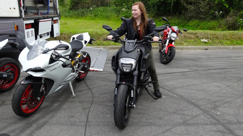 Laura sur une Ducati Diavel LED full black 2014