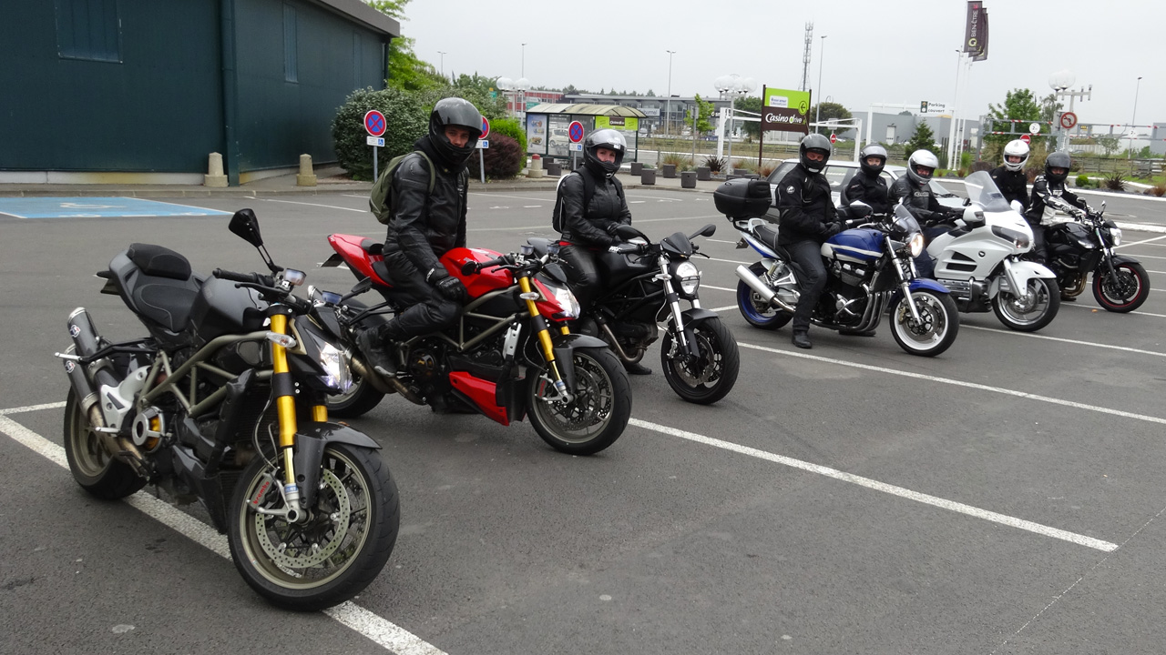 départ balade moto à Rennes