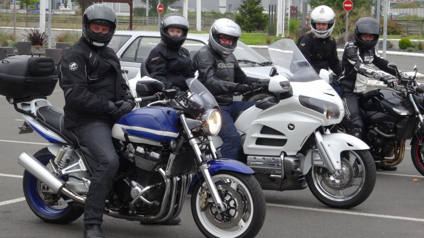 Laura voyage sur la Goldwing de Laurent