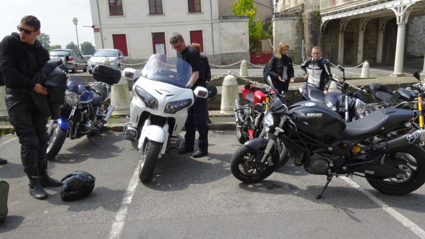 motard à Redon, arrêt près du port