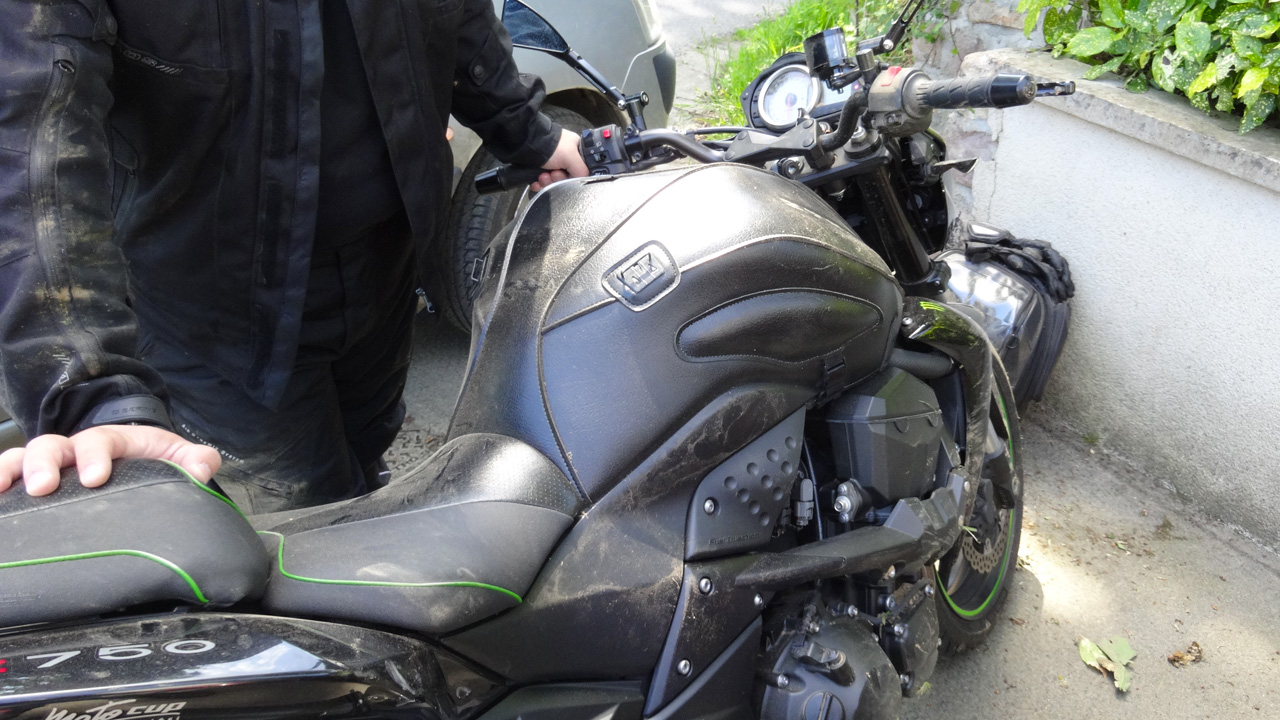 moto Kawasaki accidentée