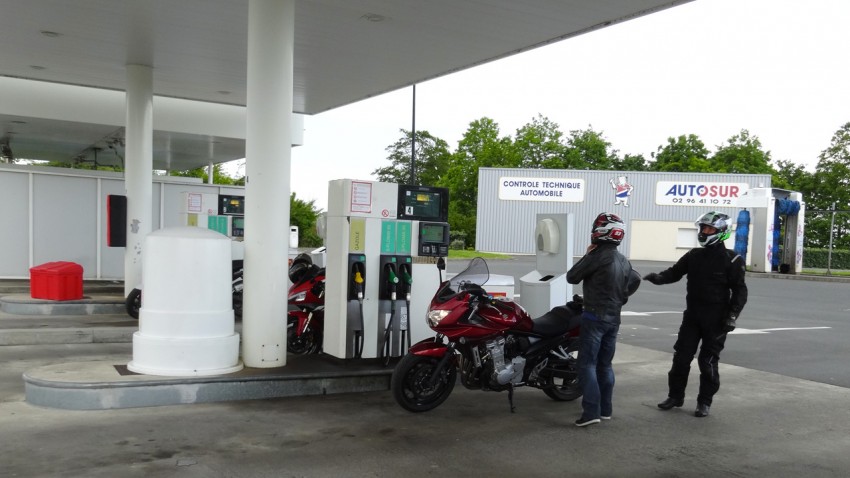 arrêt plein d'essence à moto