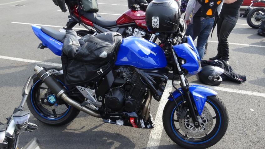 Kawasaki Z 750 bleue de Rennes