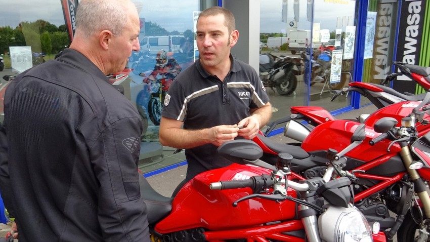 Jérôme de chez City bike présente le Monster 1200 S à Didier