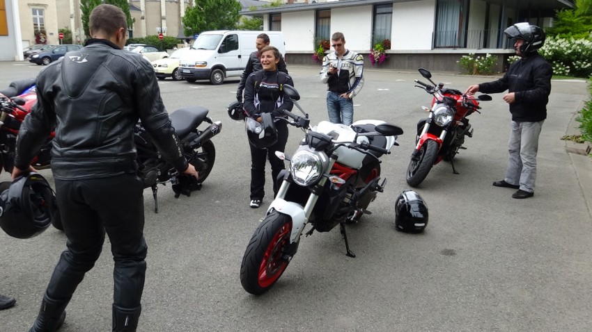 Debrief lors de l'essai moto Ducati à Laval
