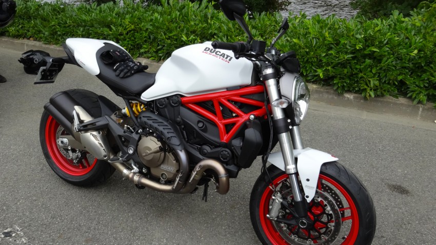 essai moto Ducati 821 blanche