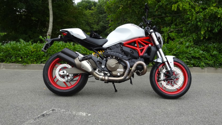 Moto Ducati Monster 821 à Laval