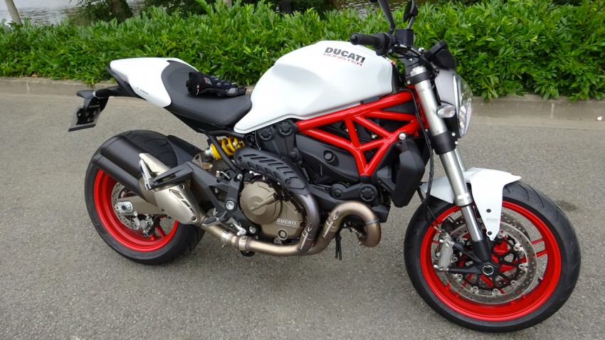 Ducati Monster 821 blanche jante rouge