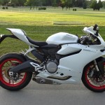 moto Ducati 899 blanche, jantes rouges